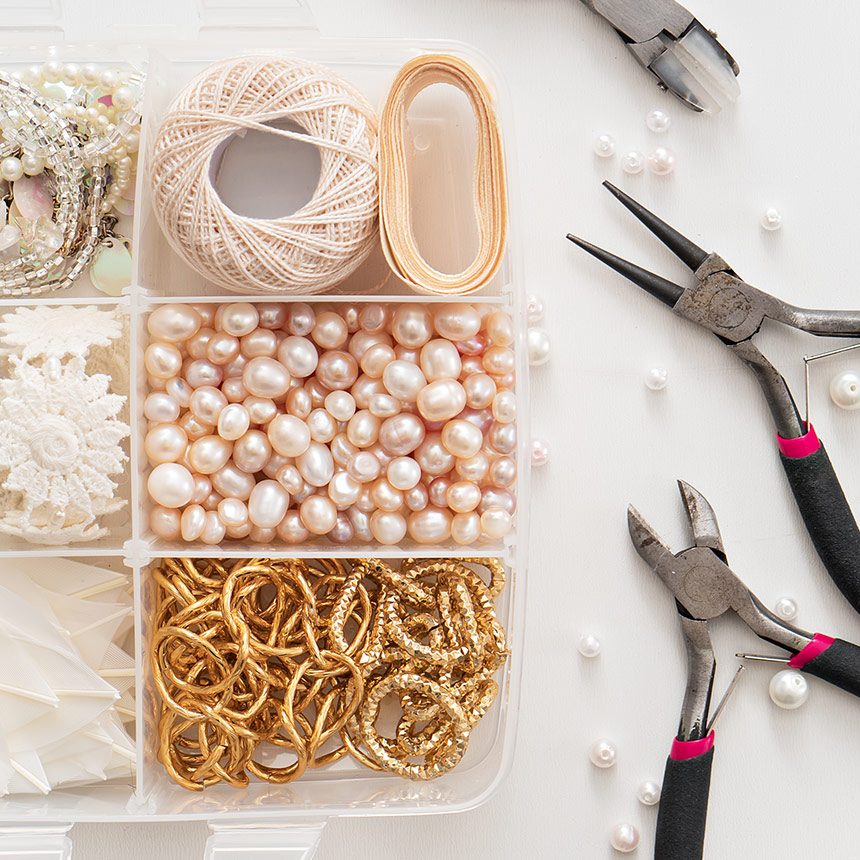 Back in Trend: Pearls, Gold And Peachy Highlights